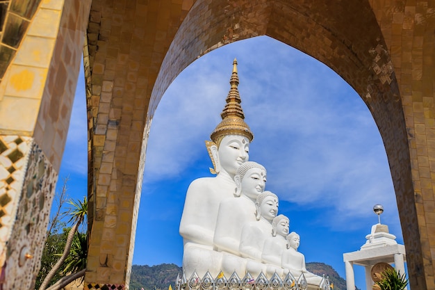 Wat Phra That Pha Kaew ist ein buddhistisches Kloster und ein Tempel in Phetchabun, Thailand.