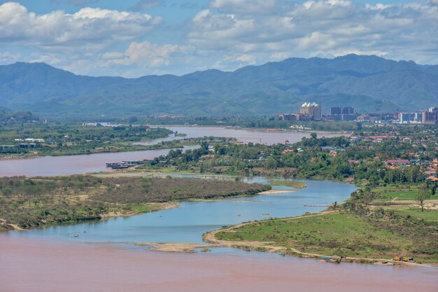 Wat Phra That Pha Ngao a lo largo del distrito de Chiang Saen del río Mekong, Tailandia El Mirador del Triángulo Dorado es la frontera de tres países, Tailandia, Laos y Myanmar.