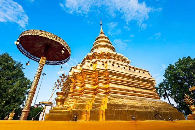 Foto wat phra that si chom thong worawihan é um templo budista localizado na província de chiang mai, tailândia