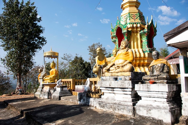 Wat Phrachao Thanchai y Phra That San Kwang templo en la ciudad de Chiangrai en Chiang Rai Tailandia