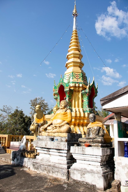 Foto wat phrachao thanchai y phra that san kwang templo en la ciudad de chiangrai en chiang rai tailandia