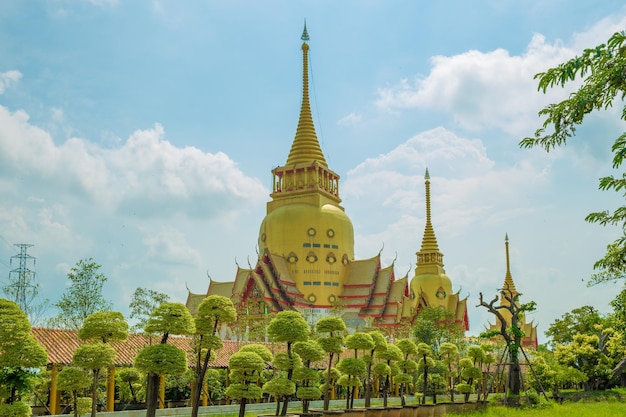 Wat Pong Agas Tempel ist ein berühmter buddhistischer Tempel mit einer großen goldenen Pagode in Thailand