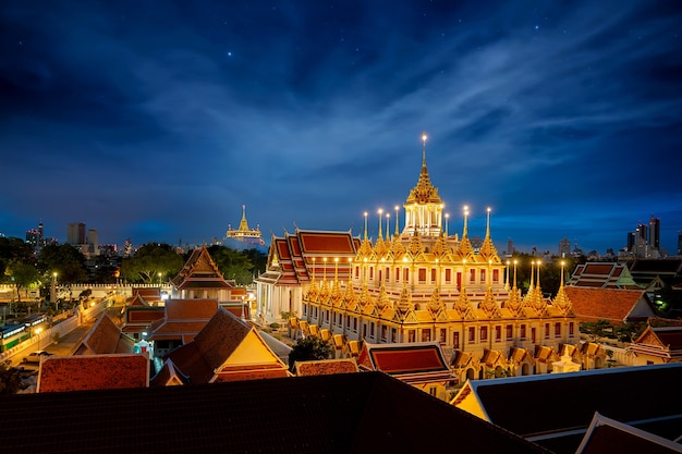 Wat rajanaddaram worawihan city en la noche