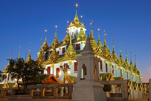 Wat Ratchanadda metallisches Schloss Markstein von Bangkok bei Sonnenuntergang