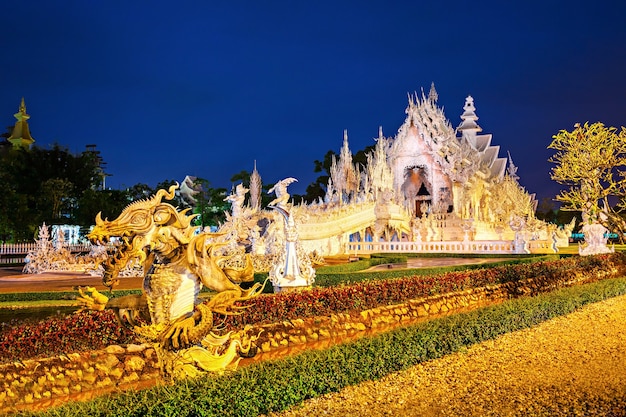 Wat Rong Khun (Templo Blanco) al atardecer, Chiang Rai, Tailandia