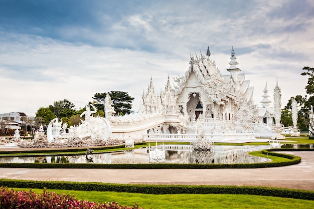 Wat Rong Khun (Weißer Tempel) ist eine zeitgenössische Kunstausstellung im Stil eines buddhistischen Tempels in Chiang Rai, Thailand