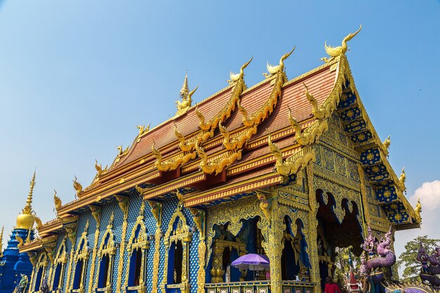 Wat rong sua ten (templo azul) em chiang rai, tailândia