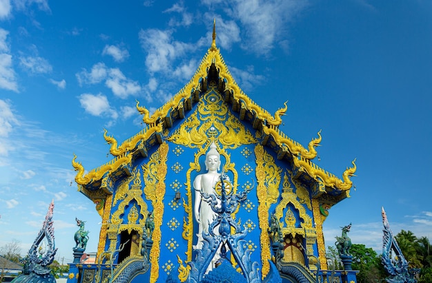 Wat Rong Suea Ten Chiang Rai TailândiaWat Rong Sua Ten templo com fundo de céu azul Chiang Rai