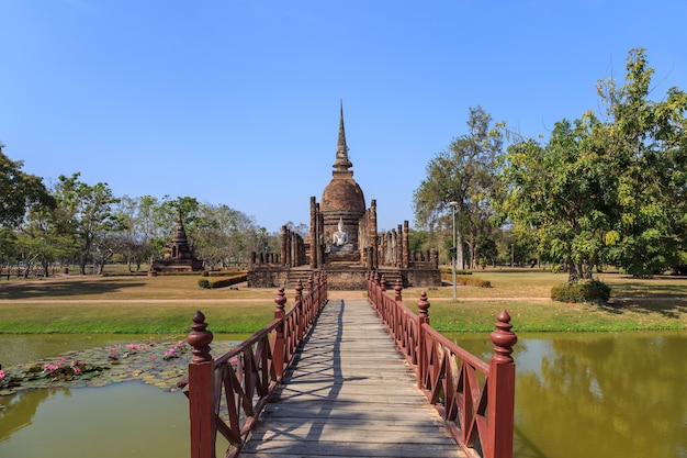 Wat Sa Si e ponte de madeira Shukhothai Historical Park Tailândia