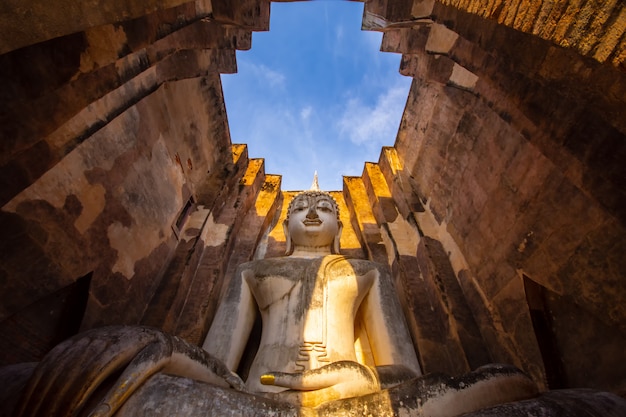 Wat Si Chum es un sitio histórico del templo en el parque histórico de Sukhothai, provincia de Sukhothai, Tailandia