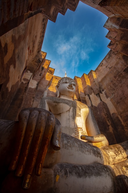 Wat Si Chum es un sitio histórico del templo en el parque histórico de Sukhothai, provincia de Sukhothai, Tailandia