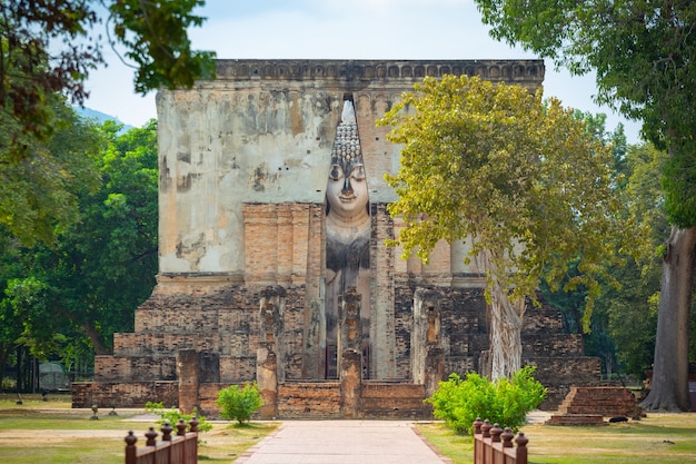 Wat Si Chum en el parque histórico de Sukhothai