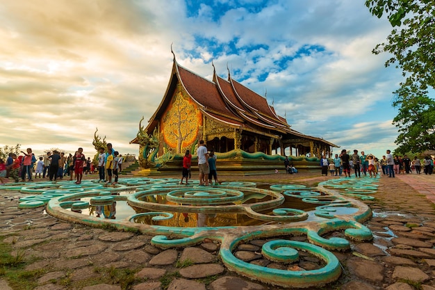 Wat Sirindhorn Wararam bei Nacht Ubon Ratchathani in Thailan