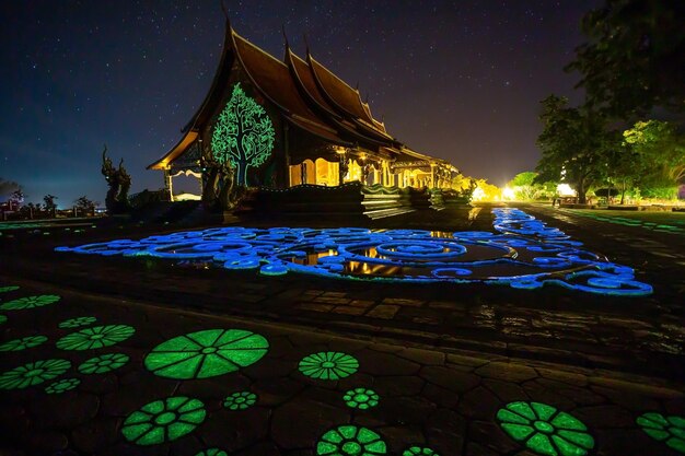 Wat sirindhorn wararam en la noche Ubon Ratchathani en Tailandia