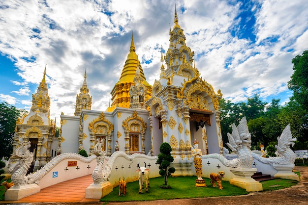 Wat Sridornmul Chiang MaiÃ ¢ Â € Â ™ s Saraphee Temple, conocido también como el Templo de la Bella con vista frontal del cielo azul