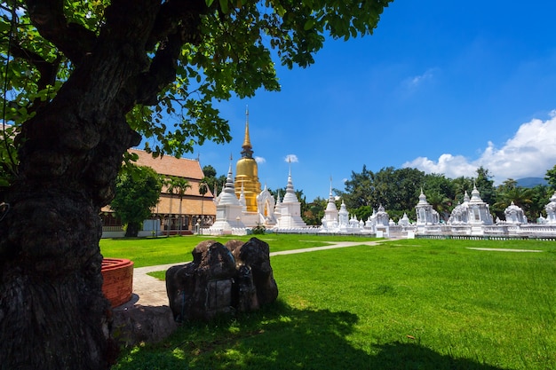 Wat Suan Dok é um templo budista é uma grande atração turística em Chiang Mai, Tailândia.