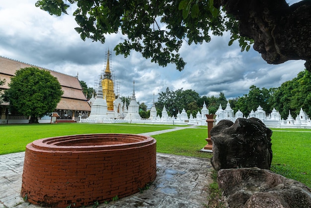 Wat Suan Dok é um templo budista Wat no céu do pôr do sol é uma grande atração turística em Chiang Mai Norte da TailândiaViagens no Sudeste Asiático Lugares públicos