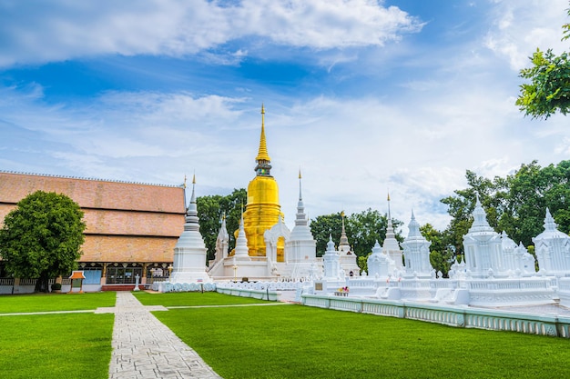 Wat Suan Dok es un templo budista Wat en el cielo del atardecer es una importante atracción turística en Chiang Mai, norte de Tailandia, viajes en el sudeste asiático, lugares públicos