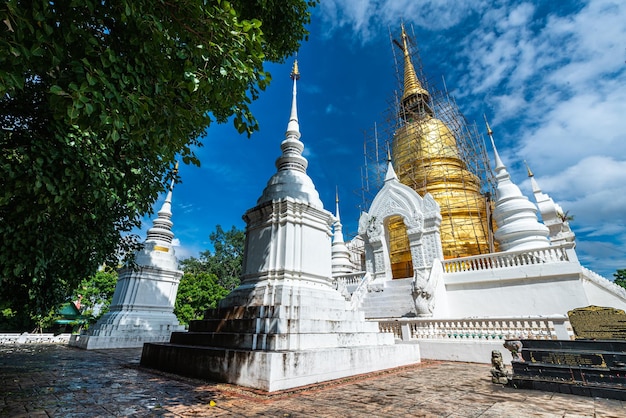 Wat Suan Dok es un templo budista Wat en el cielo del atardecer es una importante atracción turística en Chiang Mai, norte de Tailandia, viajes en el sudeste asiático, lugares públicos