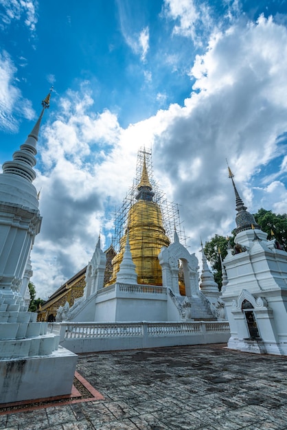 Wat Suan Dok es un templo budista Wat en el cielo del atardecer es una importante atracción turística en Chiang Mai, norte de Tailandia, viajes en el sudeste asiático, lugares públicos