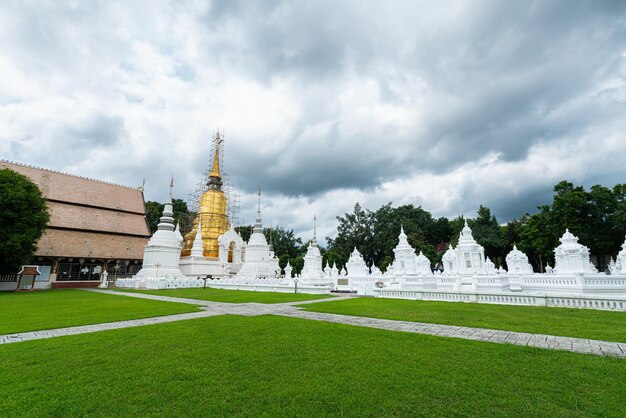 Wat Suan Dok es un templo budista Wat en el cielo del atardecer es una importante atracción turística en Chiang Mai, norte de Tailandia, viajes en el sudeste asiático, lugares públicos