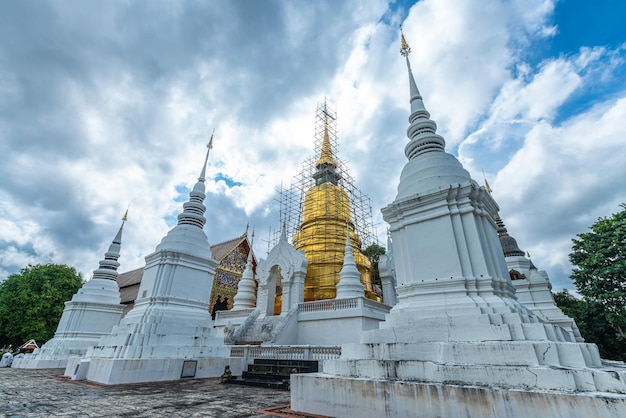 Wat Suan Dok ist ein buddhistischer Tempel. Wat am Sonnenunterganghimmel ist eine wichtige Touristenattraktion in Chiang Mai, Nordthailand, Reisen in Südostasien, öffentliche Orte