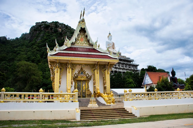 A maior estátua da divindade si hu ha ta para o povo tailandês e viajantes  estrangeiros