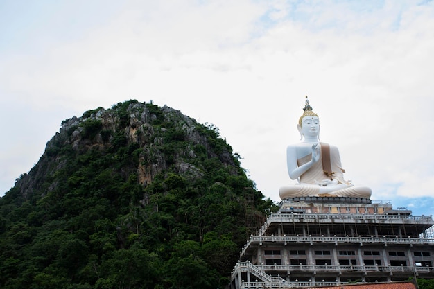 Wat Tham Khao Laem en Kanchanaburi Tailandia
