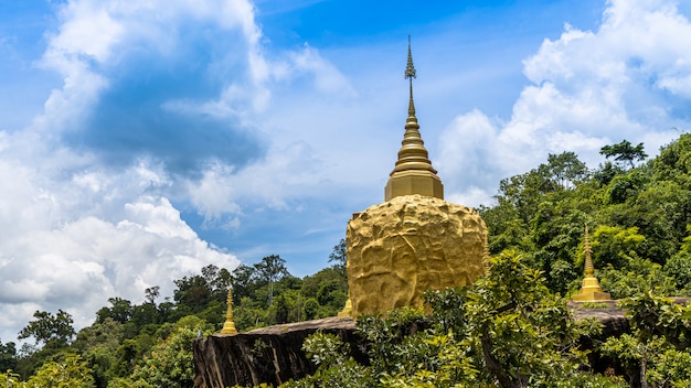 Wat Tham Pha Dan, Sakon Nakhon, Tailândia, pagode dourado Wat Tham Pha Dan na parte superior da montanha.