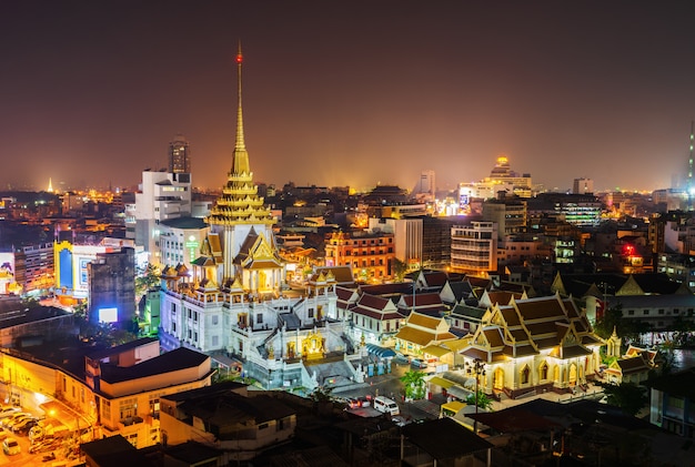 Wat Traimitr withayaram Tempel nachts in Bangkok, Thailand