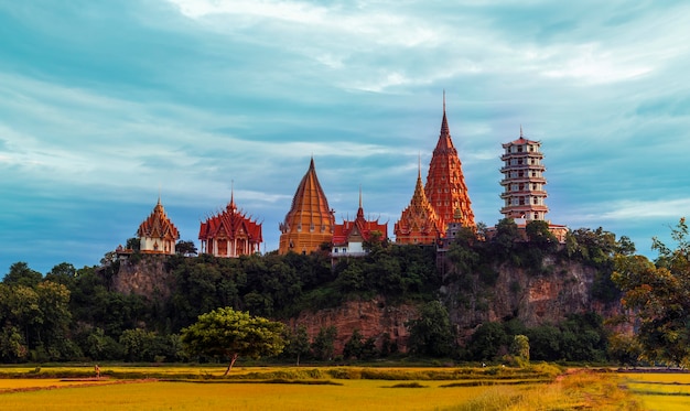 Wat tumseau em Kanchanaburi, Tailândia