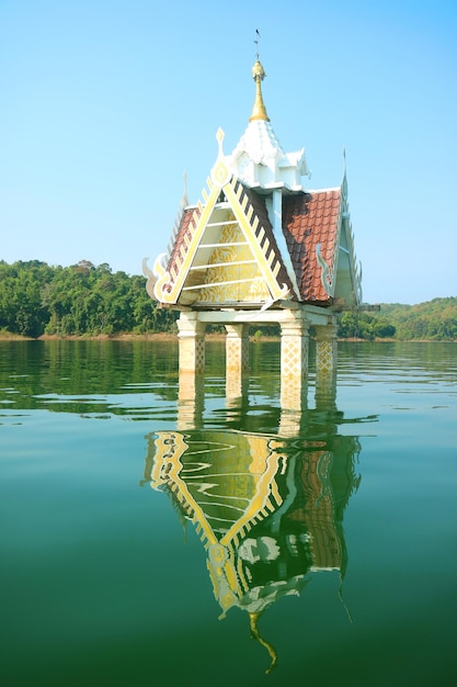 Wat Wang Wirekaram sendo uma cidade subaquática após a construção da barragem no distrito de Sangkhlaburi, na Tailândia