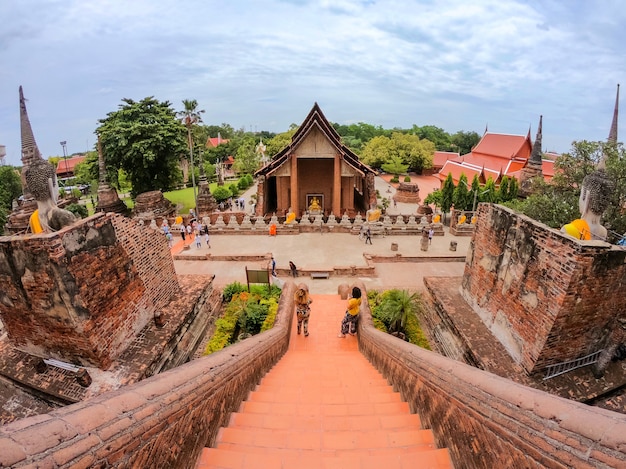 Foto wat yai chaimongkol (chaimongkhon), si ayutthaya phra nakhon, thailand. schön von der historischen stadt am buddhismustempel.