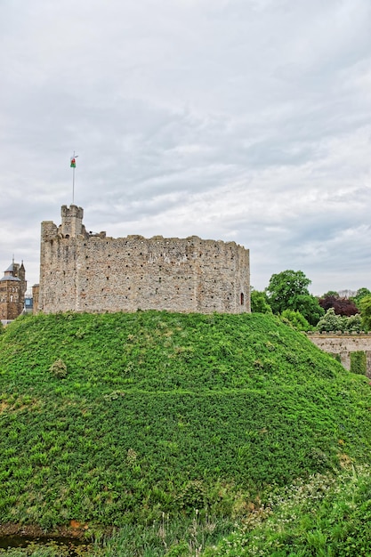 Watch Tower com uma bandeira no Castelo de Cardiff em Cardiff no País de Gales do Reino Unido. Cardiff é a capital do País de Gales.