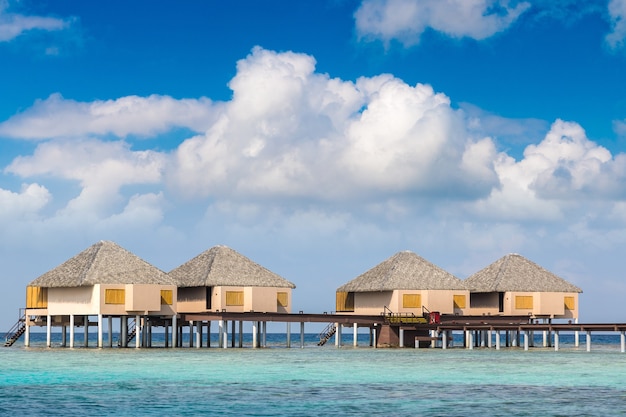 Water Bungalows en una isla tropical en las Maldivas