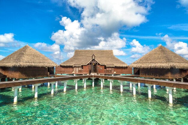 Foto water bungalows en una isla tropical en las maldivas