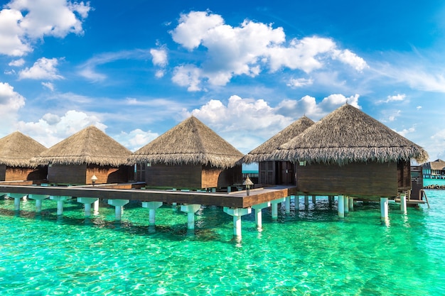 Water Bungalows en una isla tropical en las Maldivas