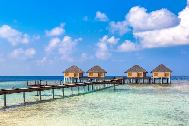 Water Bungalows en una isla tropical en las Maldivas