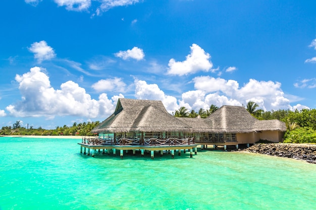 Foto water bungalows en una isla tropical en las maldivas