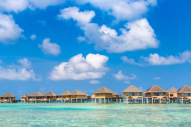 Water Bungalows en una isla tropical en las Maldivas