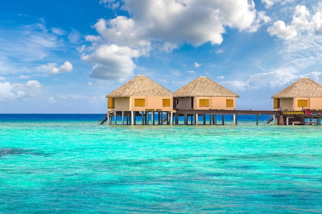 Water Bungalows en una isla tropical en las Maldivas