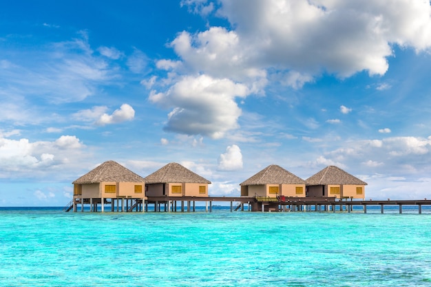 Water Bungalows en una isla tropical en las Maldivas