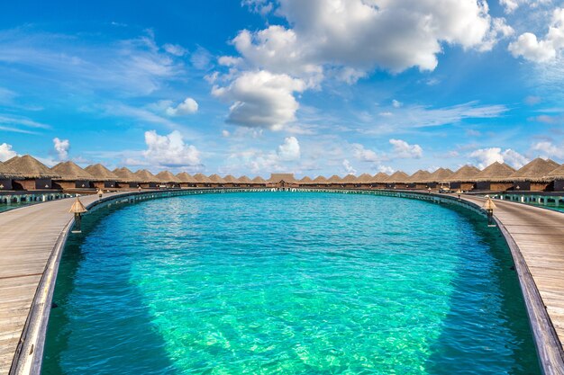 Water Bungalows en una isla tropical en las Maldivas