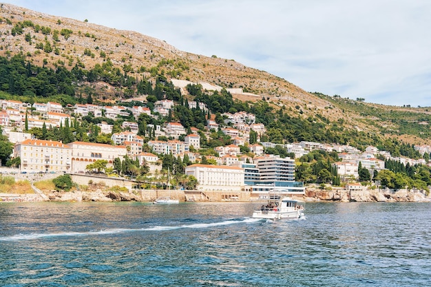 Water Ferry com pessoas na costa de Dubrovnik no Mar Adriático, Croácia