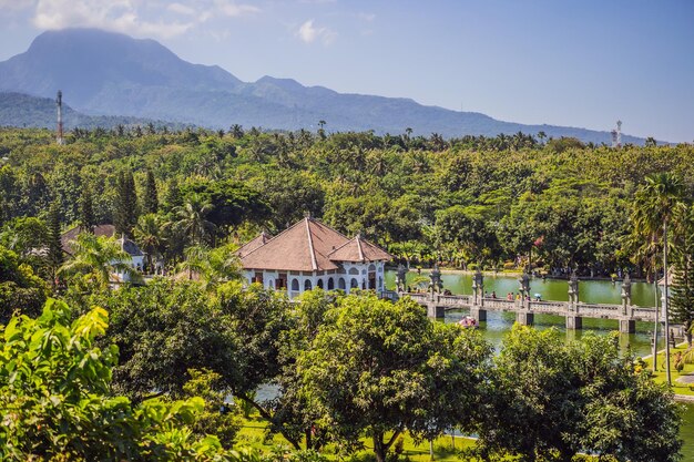 Water Palace Taman Ujung en la isla de Bali, Indonesia, antecedentes de viajes y arquitectura