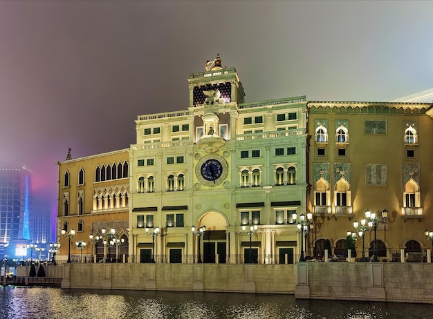 Waterfront und Venetian Macao Casino und Luxusresort, Macau, China. Spät am Abend. Goldene Lichtbeleuchtung