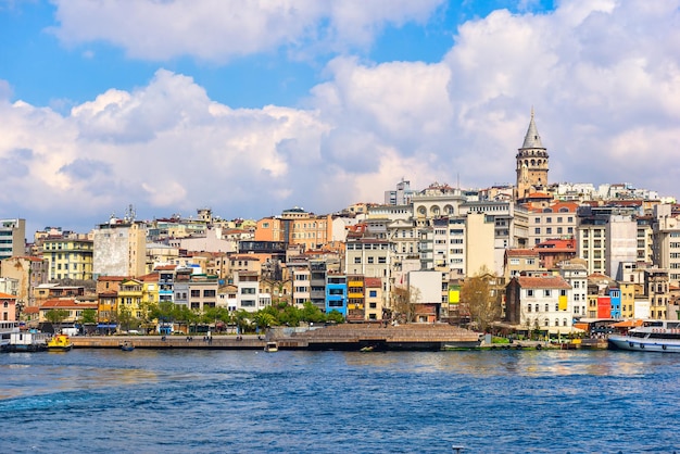 Waterfront con la vista de la torre de Galata en Estambul