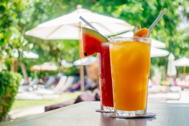 Waterlemon y jugo de naranja en vaso