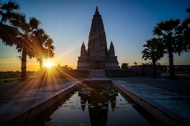 WatPanyanantaram oder Mahabodhi Tempel Bodh Gaya Pagode in Thailand bei Sonnenuntergang Kultur Religion Architektur