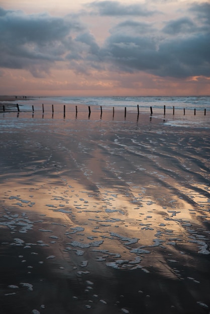 Wattenmeer bei Ebbe Nordseestrand Landschaft Küste auf der Insel Romo in Dänemark bei Sonnenuntergang